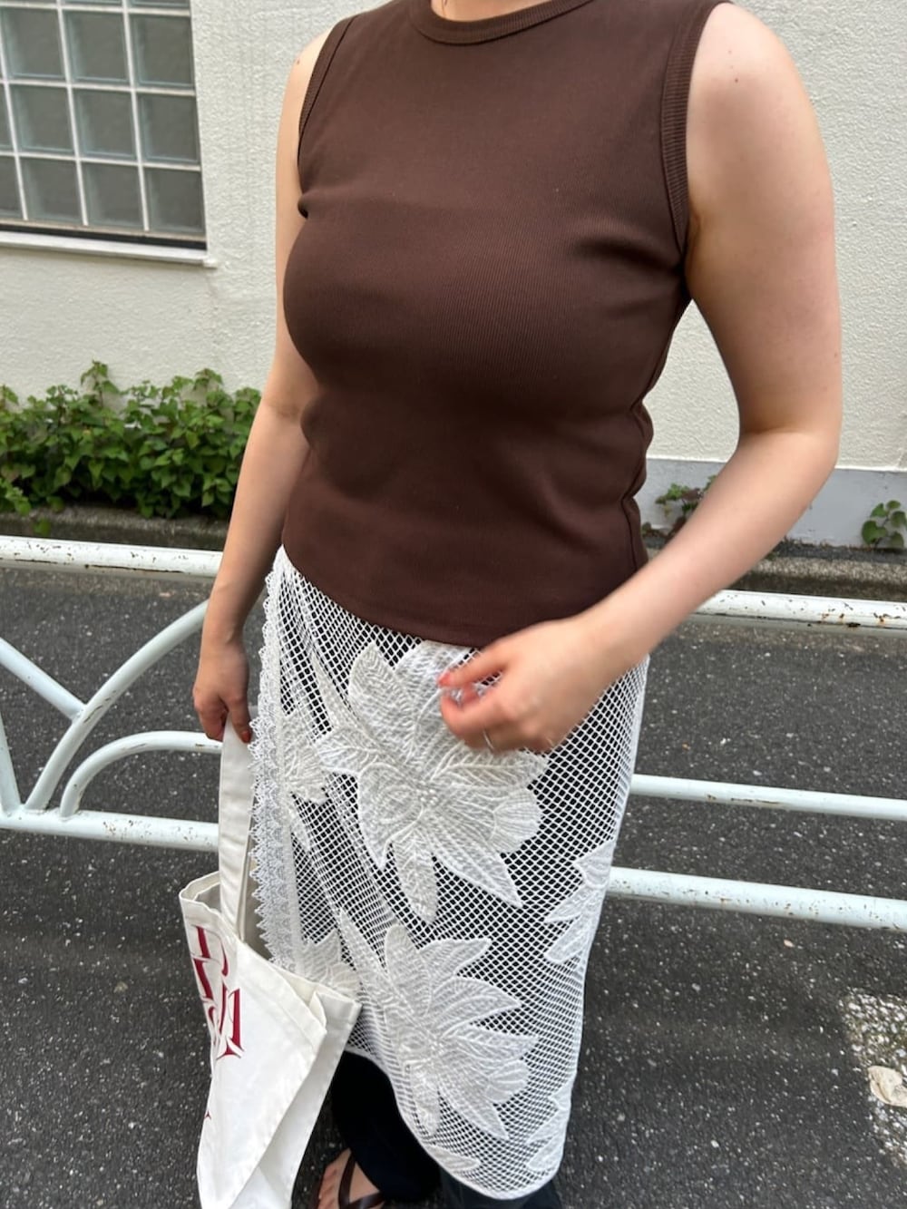 ブラウン系のTシャツ/カットソー、ホワイト系のトートバッグ、ブラック系のその他パンツを着用したレディースの夏コーディネートの5枚目の写真