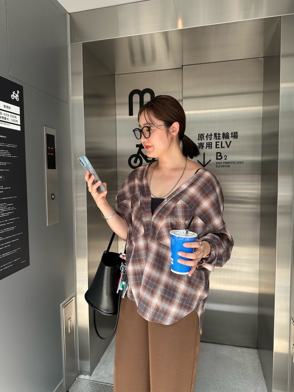 ブラウン系のシャツ/ブラウス、ブラウン系のその他パンツを着用したレディースの夏コーディネートの2枚目の写真