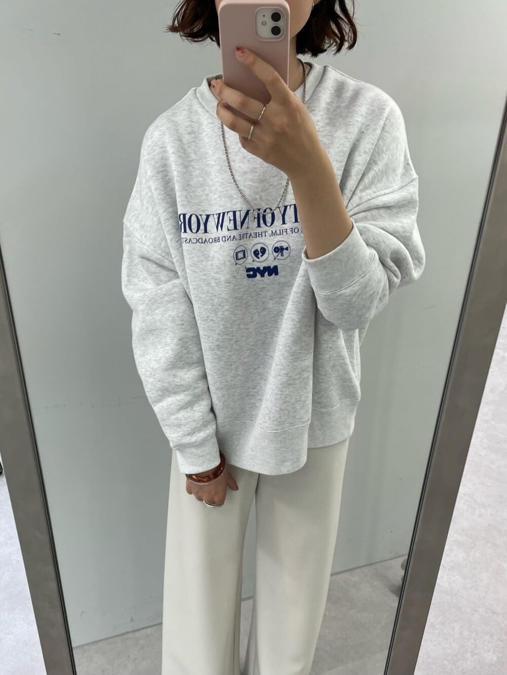 グレー系のスウェット、グレー系のその他パンツ、シルバー系のネックレスを着用したレディースの秋コーディネートの4枚目の写真