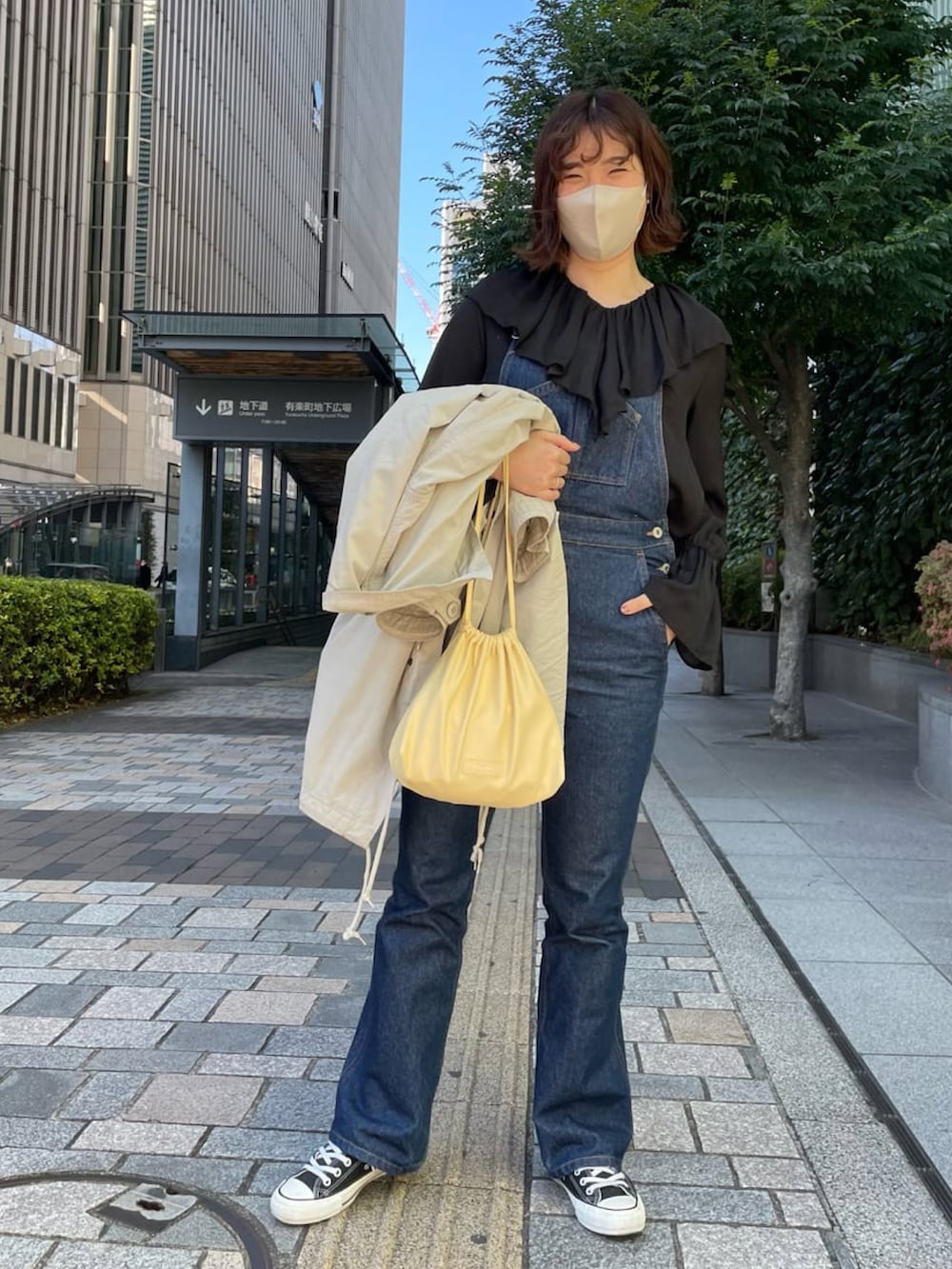 「巾着バッグ、オーバーオール、今日のコーデ、レイヤードスタイル、骨格ストレート、着回しコーデ、大人カジュアル、高身長女子、高身長コーデ、コンバース、デニム、お洒落さんとつながりたい、ootd、オトナカジュアル、サロペット」｜「SHENERYのフレアデニムオーバーオール（サロペット/オーバーオール、ブルー系）」を使った、KOMORI_166cmさん（レディース・166cm）の冬コーディネートの2枚目の写真