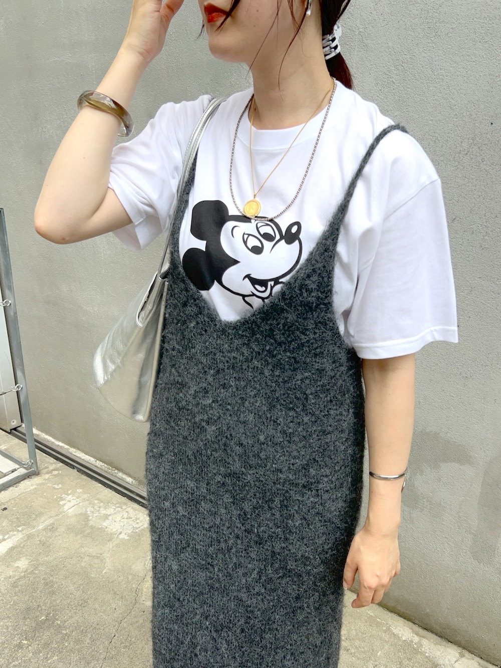 「レイヤードスタイル、サンダル、秋服準備はじめました、お出かけコーデ、キャミワンピ、デートコーデ、韓国ファッション、ミッキー、ミッキーT、休日スタイル、ニット、ニットワンピース、ワンピース、ワンピーススタイル、ワンピースコーデ」｜「SHENERYの【WEB限定】ニットキャミドレス（ワンピース、イエロー系）」を使った、KOMORI_166cmさん（レディース・166cm）の夏コーディネートの4枚目の写真