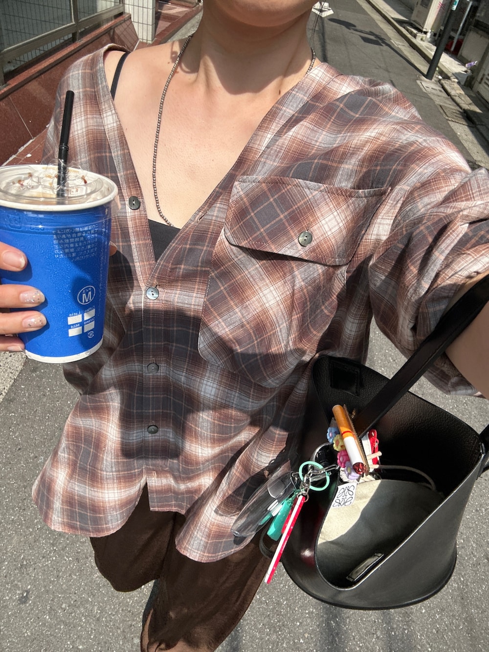 ブラウン系のシャツ/ブラウス、ブラウン系のその他パンツを着用したレディースの夏コーディネートの4枚目の写真