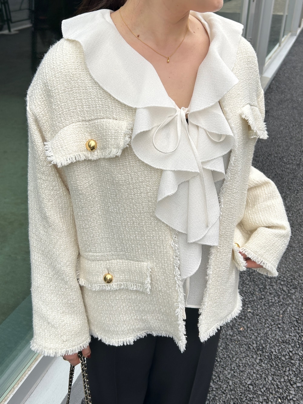 ホワイト系のその他アウター、ホワイト系のシャツ/ブラウス、ブラック系のその他パンツを着用したレディースの冬コーディネートの6枚目の写真