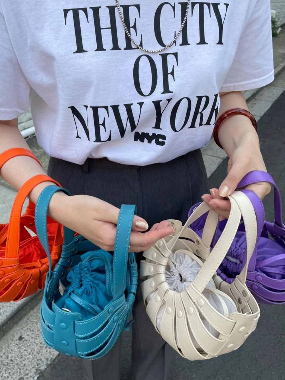 グレー系のその他パンツ、ベージュ系のサンダル、ホワイト系のTシャツ/カットソーを着用したレディースの夏コーディネートの5枚目の写真