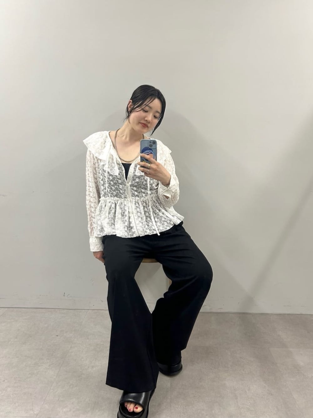 「春コーデ、春めき満開コーデ、お洒落さんとつながりたい、今日のコーデ、ワイドパンツ、ブラウスコーデ、ブラウス、モノトーン、モノトーンコーデ、骨格ストレート、大人カジュアル、休日スタイル、お出かけコーデ、オトナ女子、春夏コーデ」｜「SHENERYの《旬のレースアイテム》フリルカラーブラウス（シャツ/ブラウス、ホワイト系）」を使った、KOMORI_166cmさん（レディース・166cm）の春コーディネートの2枚目の写真