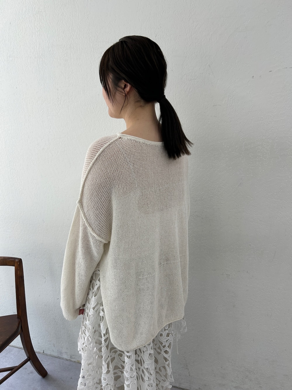 ホワイト系のニット/セーター、ホワイト系のキャミソール、グレー系のその他パンツを着用したレディースの春コーディネートの4枚目の写真