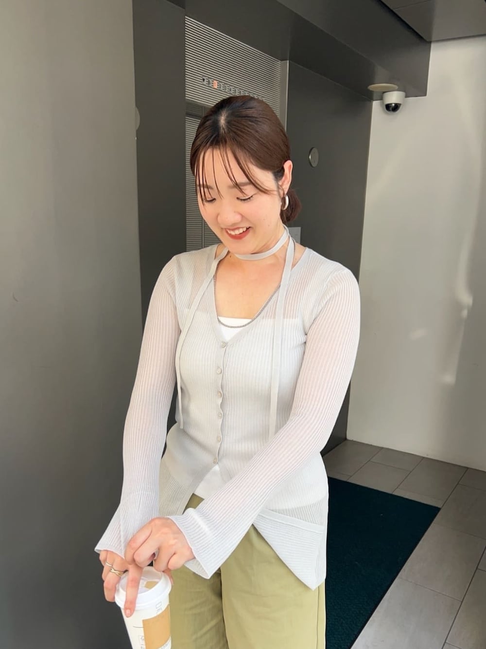 グレー系のカーディガン/ボレロ、ホワイト系のキャミソール、グリーン系のその他パンツを着用したレディースの夏コーディネートの2枚目の写真