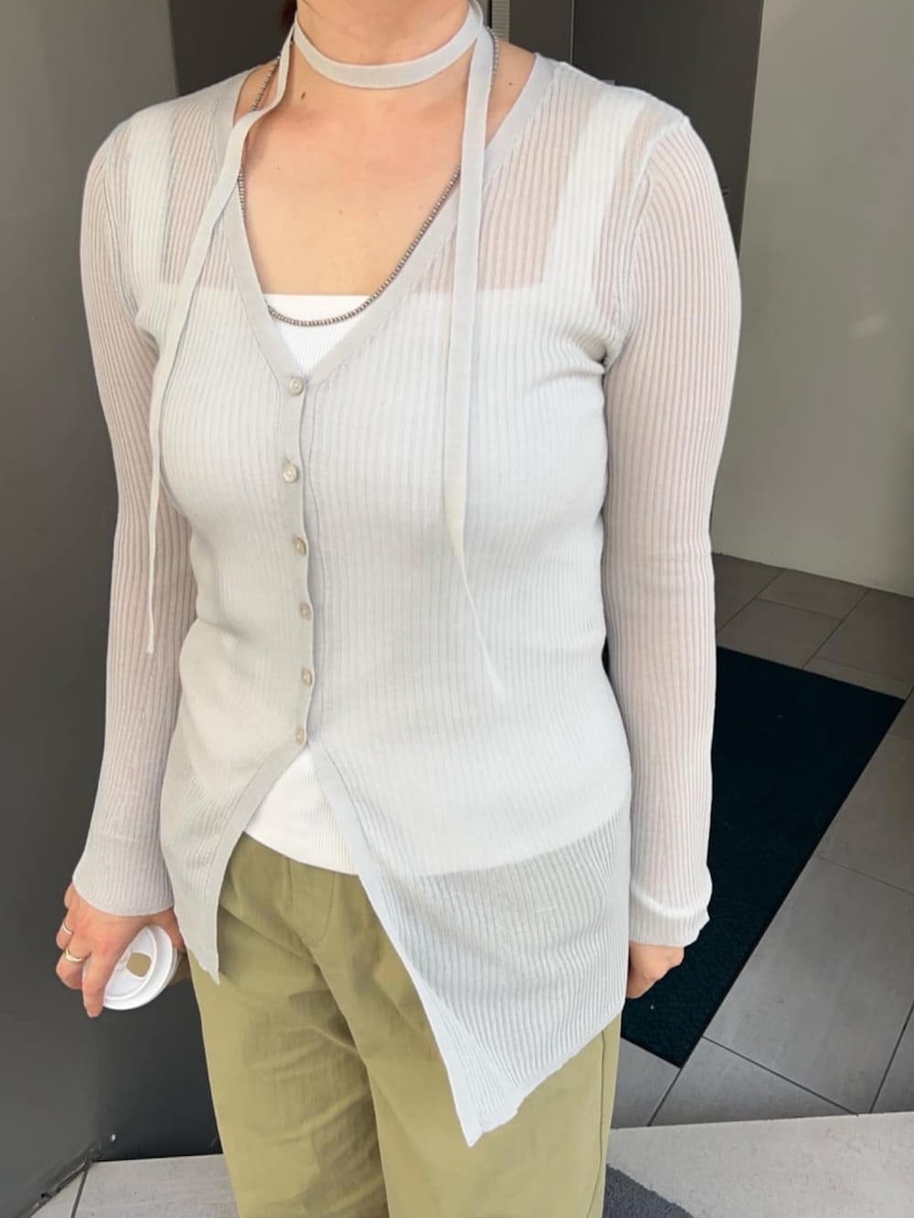 グレー系のカーディガン/ボレロ、ホワイト系のキャミソール、グリーン系のその他パンツを着用したレディースの夏コーディネートの3枚目の写真