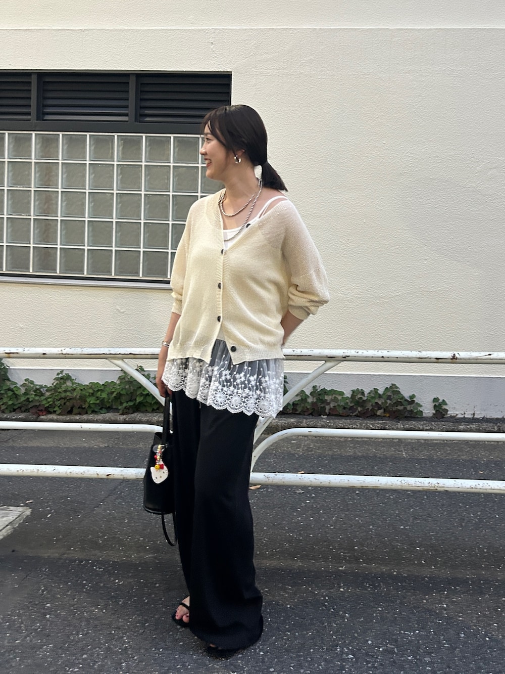 ベージュ系のキャミソール、ホワイト系のキャミソール、グレー系のその他パンツを着用したレディースの夏コーディネートの2枚目の写真