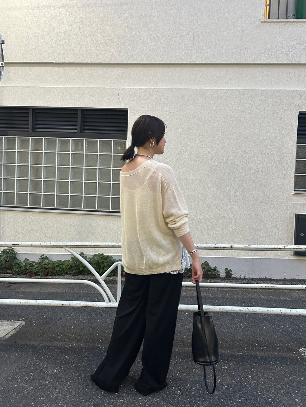 ベージュ系のキャミソール、ホワイト系のキャミソール、グレー系のその他パンツを着用したレディースの夏コーディネートの3枚目の写真