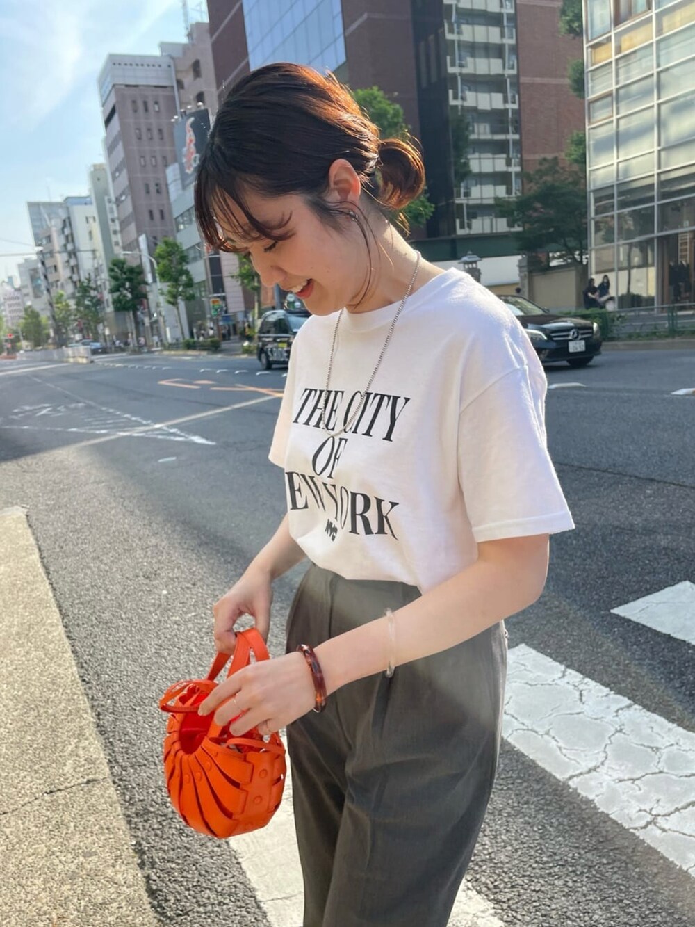 グレー系のその他パンツ、ベージュ系のサンダル、ホワイト系のTシャツ/カットソーを着用したレディースの夏コーディネートの4枚目の写真