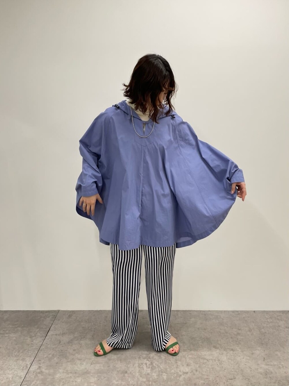 「サスティナブル、ポンチョ、パッカブル、ストライプパンツ、グリーン、カラーパンツ、ポンチョコート、SHENERY、ストライプ、春コーデ、雨の日コーデ、レインコート、撥水加工、レインポンチョ、サステナブル」｜「SHENERYのサテンストライプイージーパンツ（その他パンツ、ブルー系）」を使った、KOMORI_166cmさん（レディース・166cm）の春コーディネートの3枚目の写真