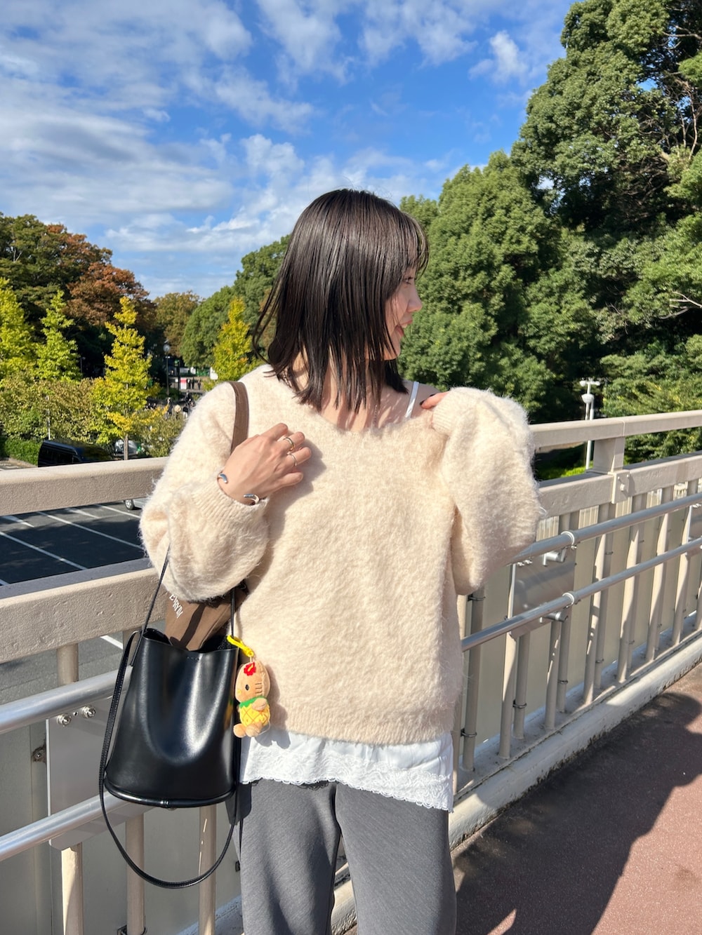 ホワイト系のニット/セーター、ホワイト系のキャミソール、グレー系のその他パンツを着用したレディースの秋コーディネートの2枚目の写真