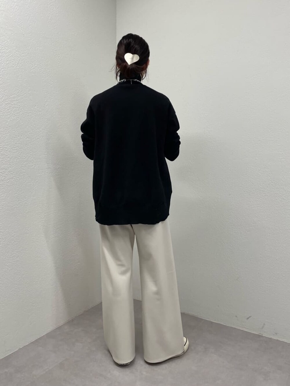 グレー系のその他パンツ、ブラック系のニット/セーター、シルバー系のネックレスを着用したレディースの冬コーディネートの2枚目の写真