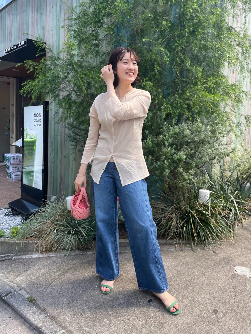 ブルー系のデニムパンツ、ベージュ系のシャツ/ブラウス、ベージュ系のシャツ/ブラウスを着用したレディースの夏コーディネートの2枚目の写真