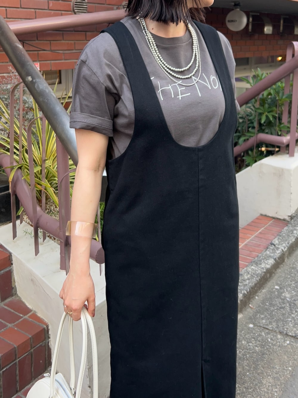 「大人カジュアル、最近のいい感じコーデ、モノトーン、春夏コーデ、シンプルコーデ、ワンピース、レイヤードスタイル、韓国ファッション、きれいめカジュアル、休日スタイル、サンダル、カジュアルコーデ、大人女子、オトナカジュアル、今日のコーデ」｜「SHENERYの《コーデのアクセントに》rakugaki ロゴTee（Tシャツ/カットソー、ホワイト系）」を使った、KOMORI_166cmさん（レディース・166cm）の春コーディネートの3枚目の写真