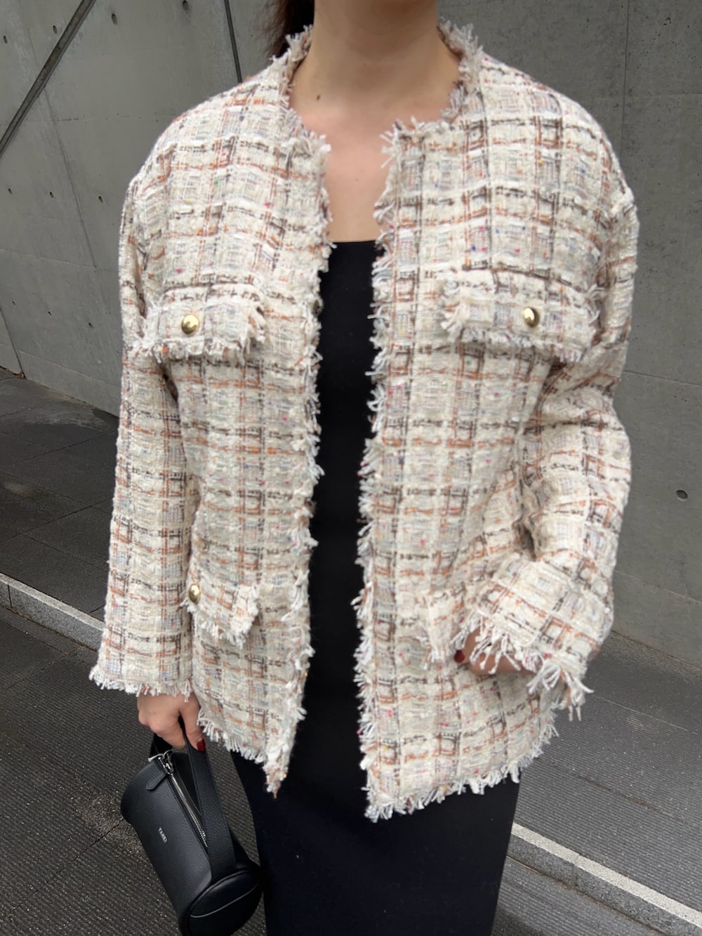 ホワイト系のその他アウター、ブラック系のワンピースを着用したレディースの冬コーディネートの4枚目の写真