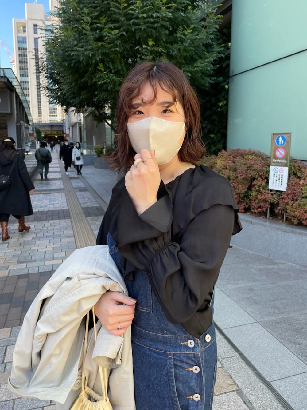 「巾着バッグ、オーバーオール、今日のコーデ、レイヤードスタイル、骨格ストレート、着回しコーデ、大人カジュアル、高身長女子、高身長コーデ、コンバース、デニム、お洒落さんとつながりたい、ootd、オトナカジュアル、サロペット」｜「SHENERYのフレアデニムオーバーオール（サロペット/オーバーオール、ブルー系）」を使った、KOMORI_166cmさん（レディース・166cm）の冬コーディネートの3枚目の写真