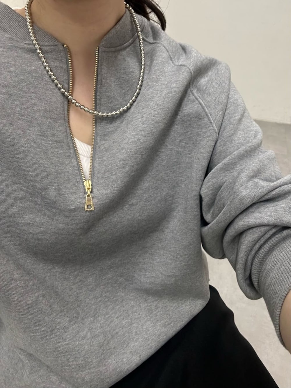 「今日のコーデ、スウェット、スウェットコーデ、タイトスカート、大人女子、大人可愛い、春、ラクチンコーデ、大人ファッション、スカートコーデ、高身長女子、モノトーンコーデ、骨格ストレート、ハーフジップ、高身長コーデ」｜「SHENERYの《お気に入り急上昇》《2WAY仕様》2WAYジップスウェット（Tシャツ/カットソー、グレー系）」を使った、KOMORI_166cmさん（レディース・166cm）の冬コーディネートの3枚目の写真