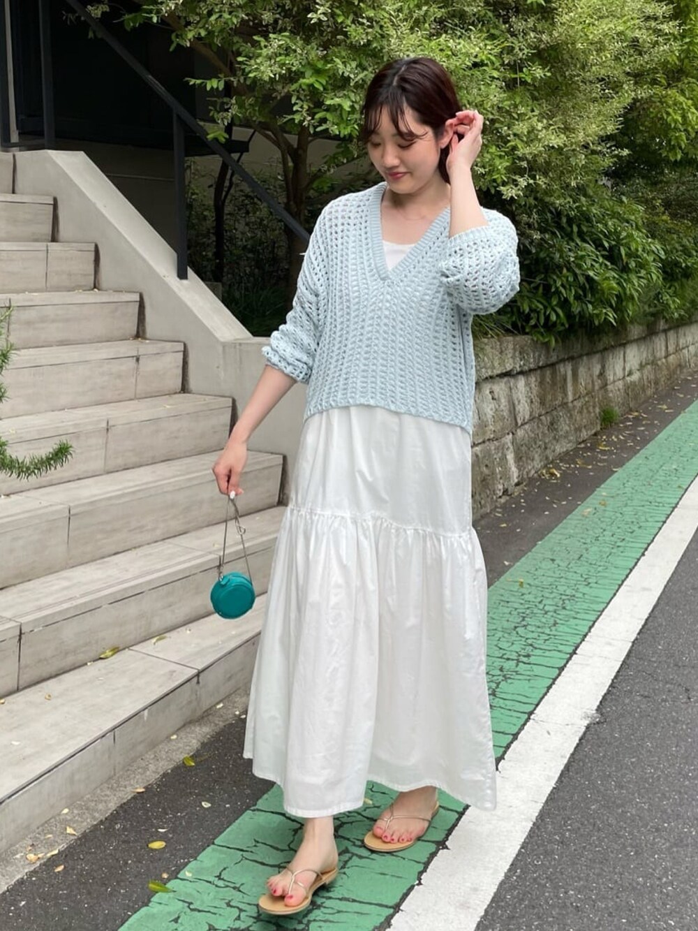 ベージュ系のサンダル、ホワイト系のワンピース、ブルー系のニット/セーターを着用したレディースの夏コーディネートの2枚目の写真