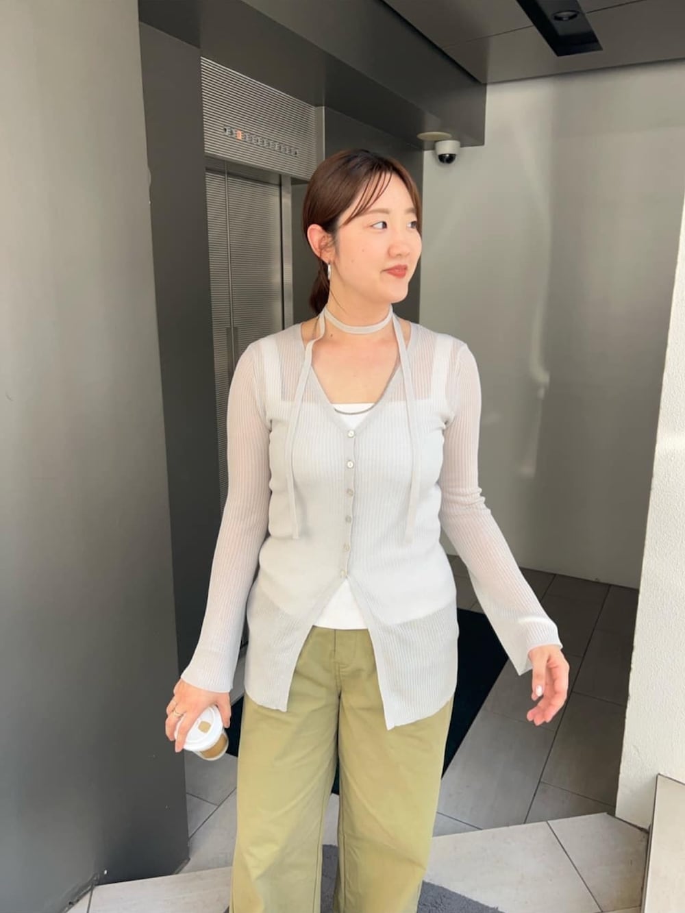 グレー系のカーディガン/ボレロ、ホワイト系のキャミソール、グリーン系のその他パンツを着用したレディースの夏コーディネートの5枚目の写真