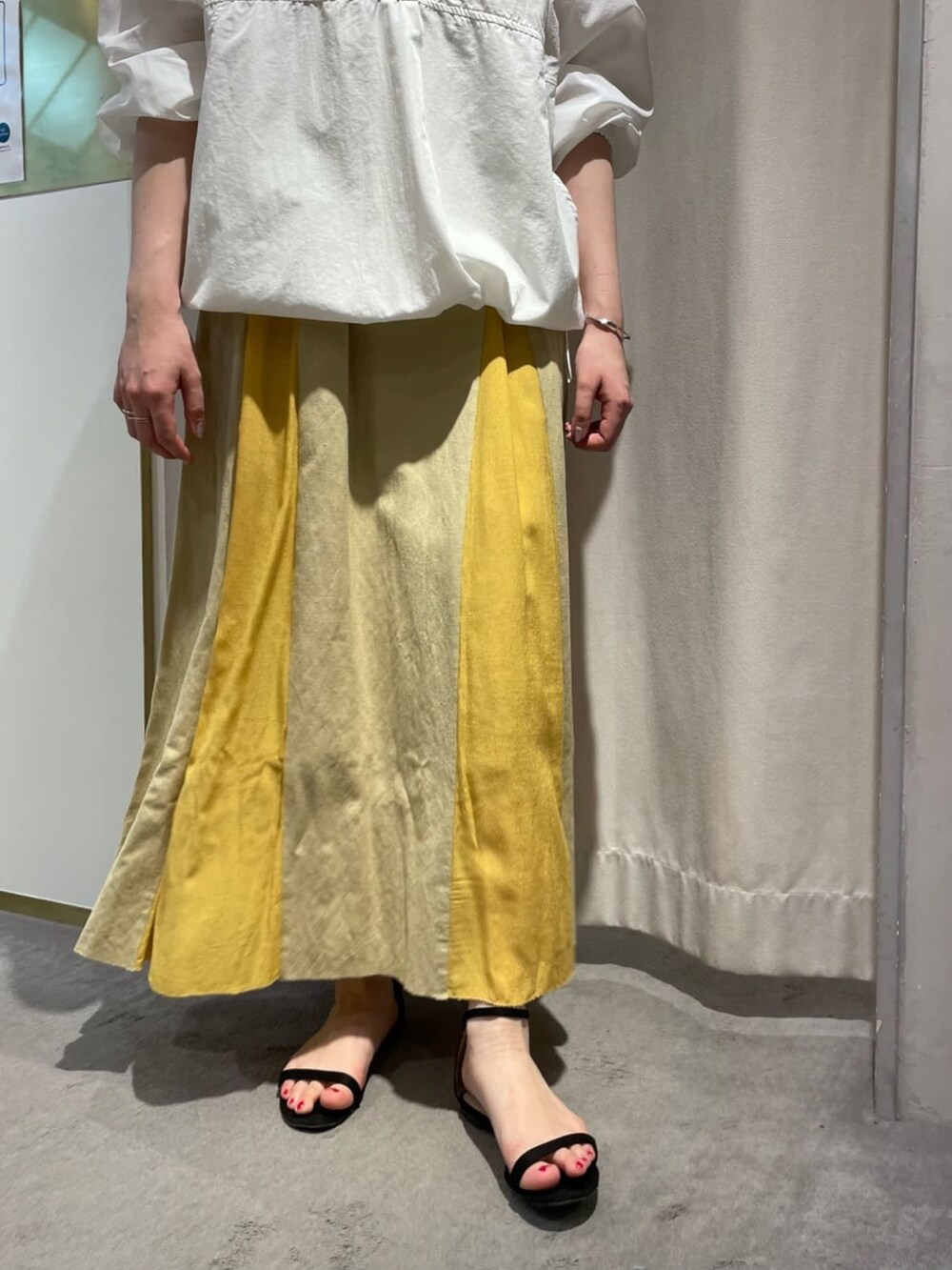 「イエロー、ロングワンピース、春コーデ、アノラックパーカー、カラーコーデ、春カラー、フラットサンダル、アノラック、キャミワンピース、ワンピース、カラー×コーデ、ワンピースコーデ、春夏コーデ、お花見、オトナカジュアル」｜「SHENERYのワッシャーアノラックパーカー（ブルゾン、ホワイト系）」を使った、KOMORI_166cmさん（レディース・166cm）の春コーディネートの4枚目の写真