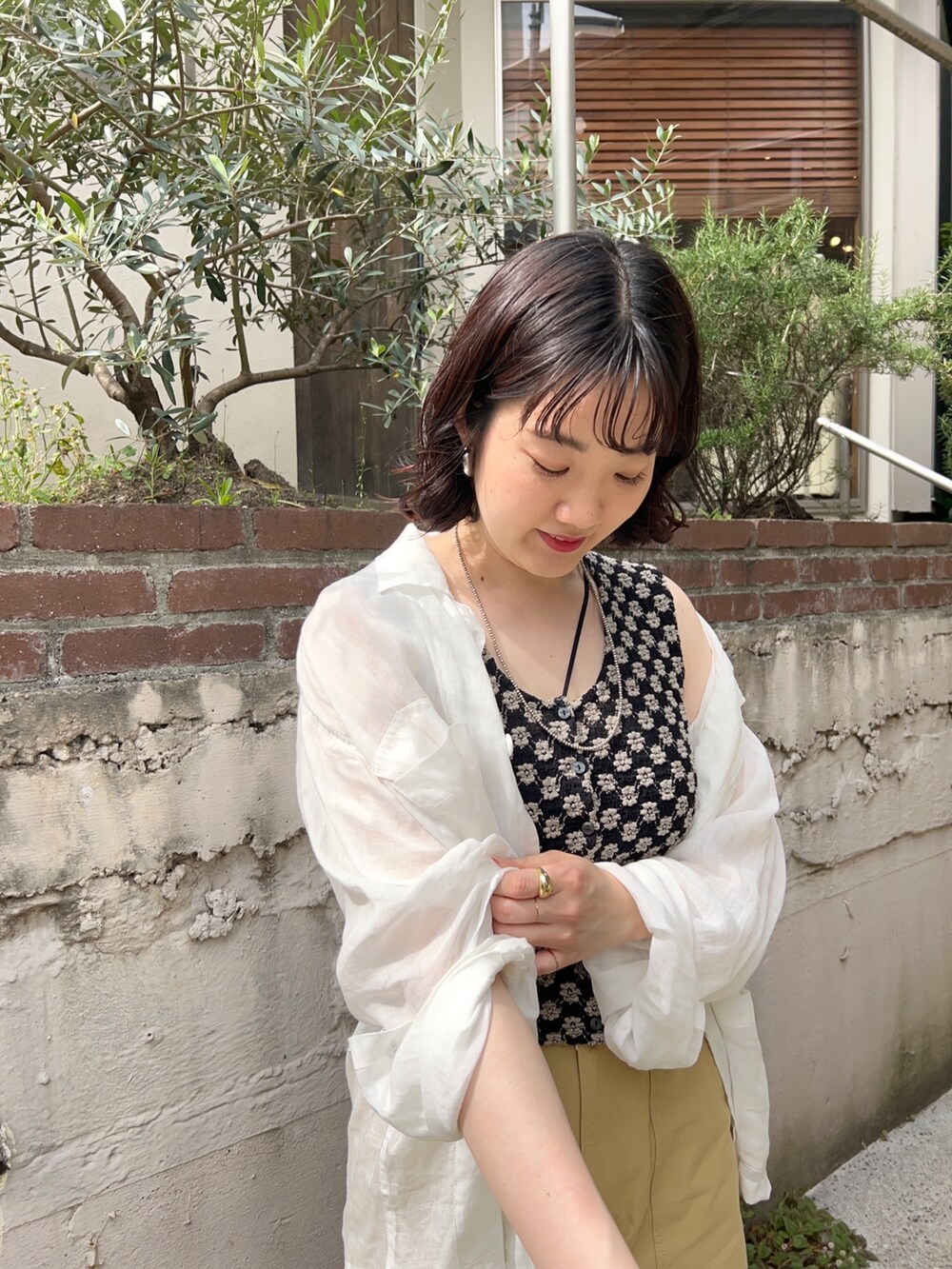 グリーン系のジャケット/アウター、ブラック系のTシャツ/カットソー、ベージュ系のパンツを着用したレディースの春コーディネートの4枚目の写真