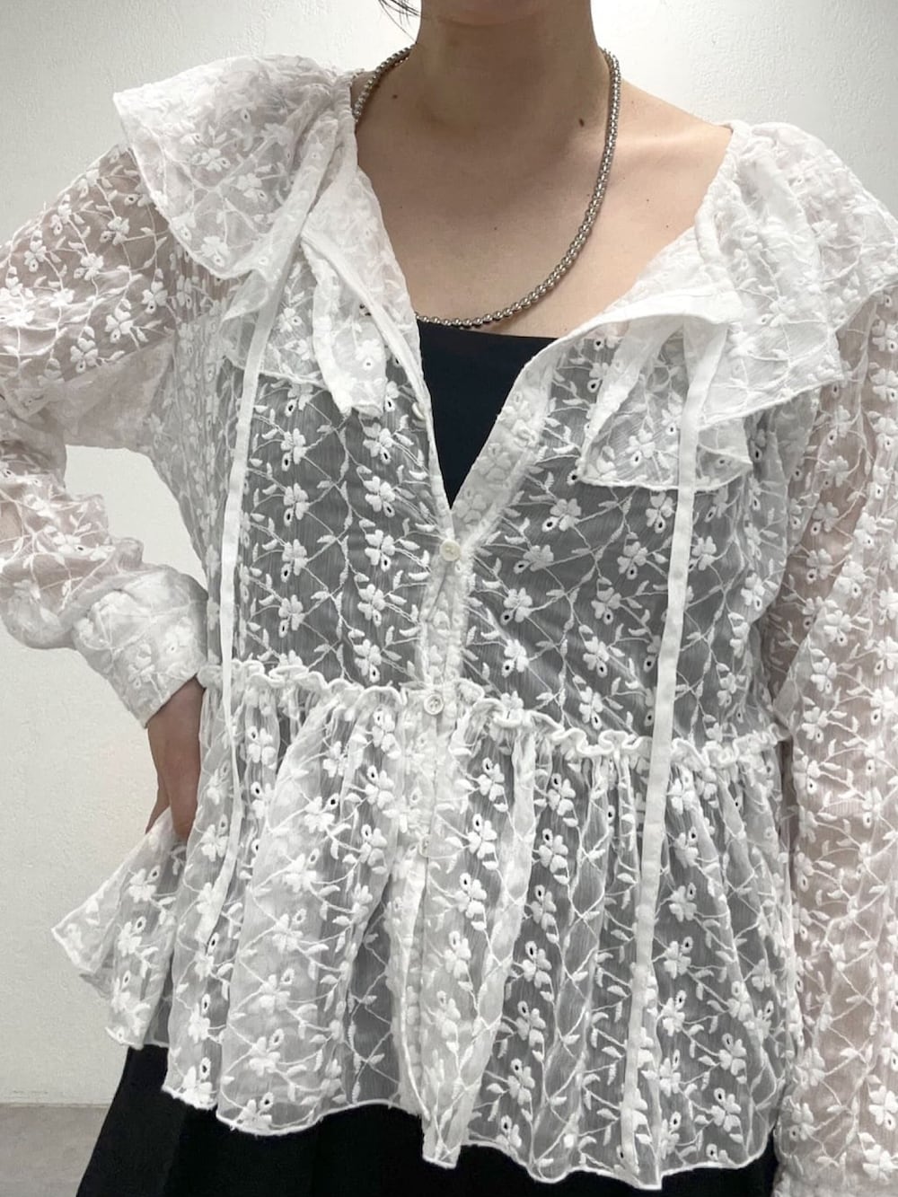 「春コーデ、春めき満開コーデ、お洒落さんとつながりたい、今日のコーデ、ワイドパンツ、ブラウスコーデ、ブラウス、モノトーン、モノトーンコーデ、骨格ストレート、大人カジュアル、休日スタイル、お出かけコーデ、オトナ女子、春夏コーデ」｜「SHENERYの《旬のレースアイテム》フリルカラーブラウス（シャツ/ブラウス、ホワイト系）」を使った、KOMORI_166cmさん（レディース・166cm）の春コーディネートの5枚目の写真