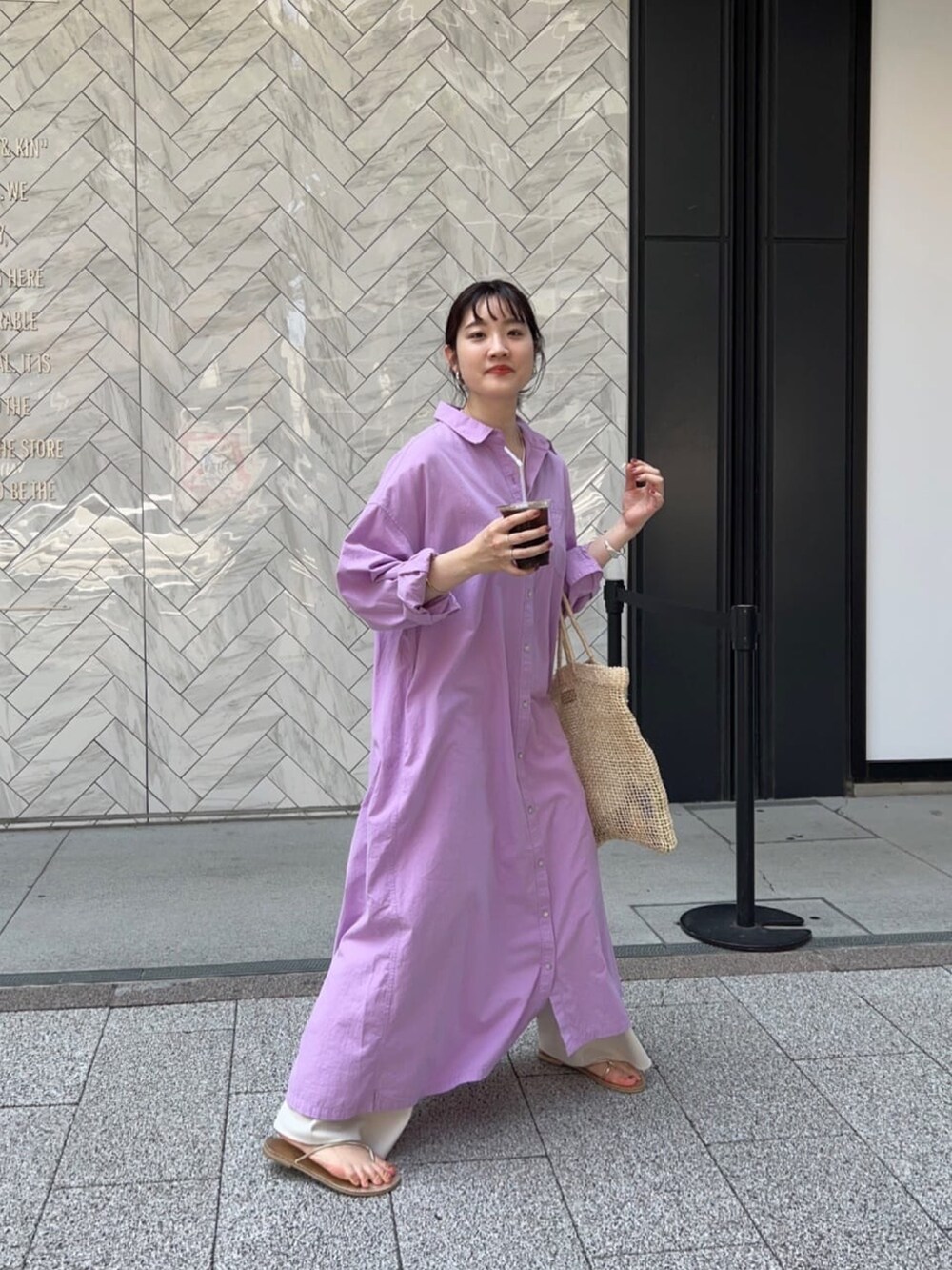 ホワイト系のワンピース/ドレス、グレー系のその他パンツ、シルバー系のサンダルを着用したレディースの夏コーディネートの2枚目の写真