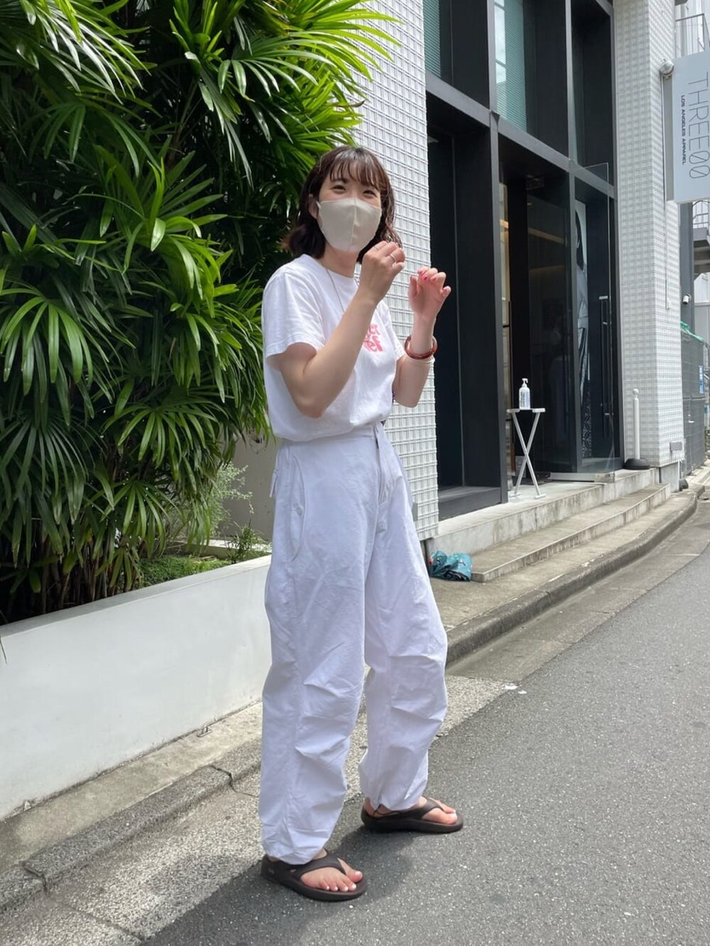 ブラウン系のサンダル、ホワイト系のその他パンツ、ホワイト系のTシャツ/カットソーを着用したレディースの夏コーディネートの2枚目の写真