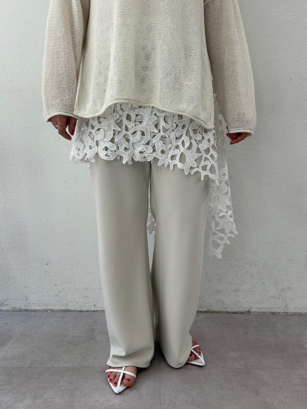 ホワイト系のニット/セーター、ホワイト系のキャミソール、グレー系のその他パンツを着用したレディースの春コーディネートの5枚目の写真