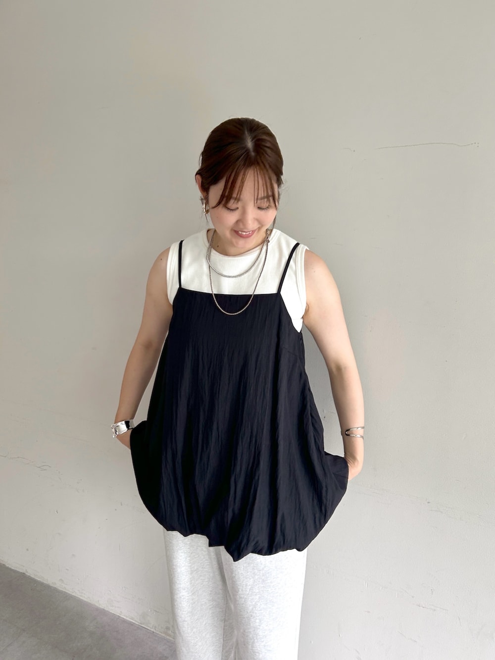 「スポーツミックス、ノースリーブ、白Tシャツ、夏ルックで気分アップ、テーマパークコーデ、シンプルコーデ、夏コーデ、韓国ファッション、サンダル、お出かけコーデ、レイヤードスタイル、モノトーン、夏服コーデ、チュニック、モノトーンコーデ」｜「SHENERYのバルーンチュニックキャミ（シャツ/ブラウス、ブラック系）」を使った、KOMORI_166cmさん（レディース・166cm）の夏コーディネートの4枚目の写真