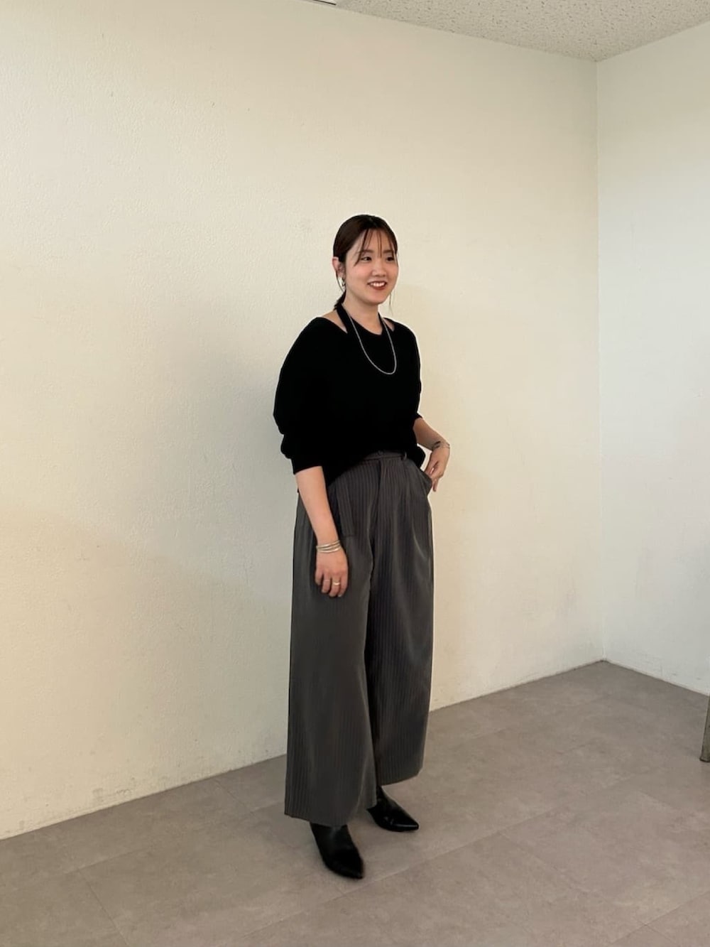 ブラック系のTシャツ/カットソー、グレー系のその他パンツを着用したレディースの秋コーディネートの2枚目の写真