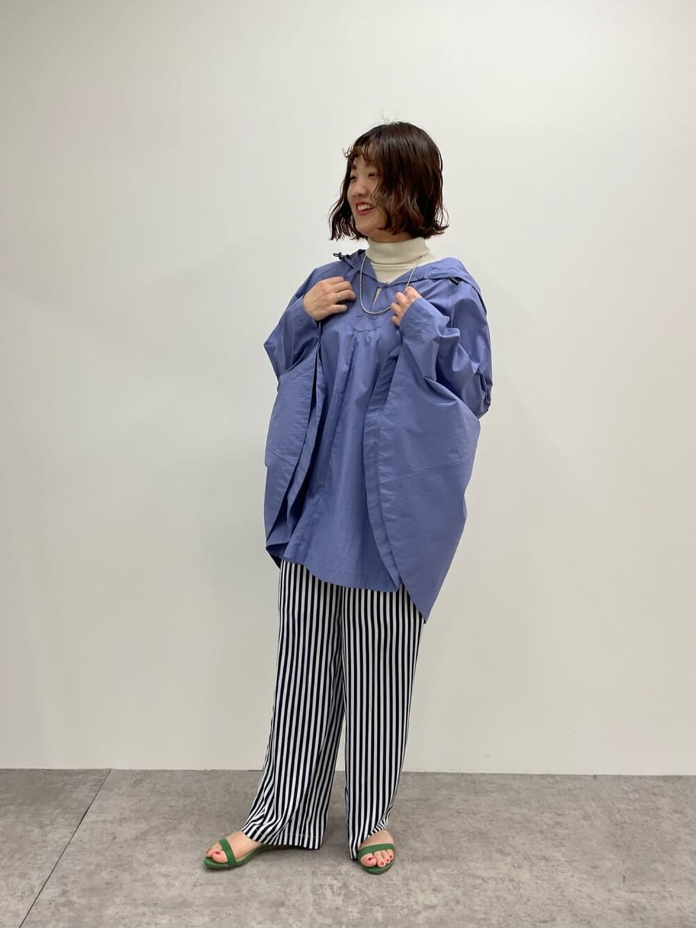 「サスティナブル、ポンチョ、パッカブル、ストライプパンツ、グリーン、カラーパンツ、ポンチョコート、SHENERY、ストライプ、春コーデ、雨の日コーデ、レインコート、撥水加工、レインポンチョ、サステナブル」｜「SHENERYのサテンストライプイージーパンツ（その他パンツ、ブルー系）」を使った、KOMORI_166cmさん（レディース・166cm）の春コーディネートの2枚目の写真