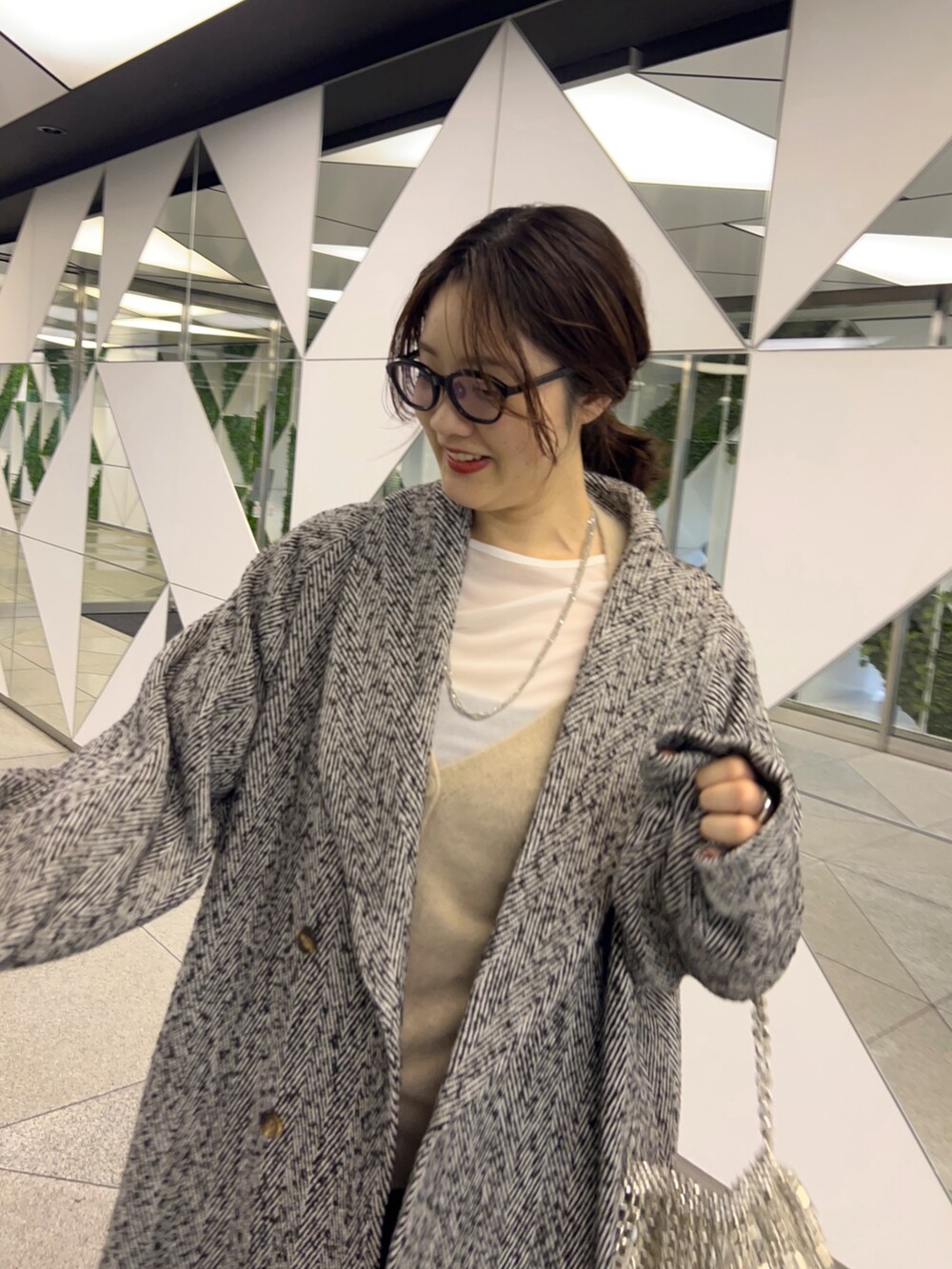 「レイヤードスタイル、お出かけコーデ、秋コーデ、モノトーン、休日スタイル、メガネ女子、コート、ロングコート、ローファー、ワイドパンツ、カシミヤ、カーディガン、冬コーデ、クリスマスコーデ、秋冬コーデ」|「SHENERYのヘリンボンロングコート(その他アウター、ブラック系)」を使った、KOMORI_166cmさん(レディース・166cm)の秋コーディネートの3枚目の写真