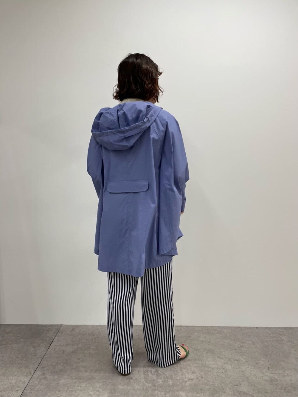 「サスティナブル、ポンチョ、パッカブル、ストライプパンツ、グリーン、カラーパンツ、ポンチョコート、SHENERY、ストライプ、春コーデ、雨の日コーデ、レインコート、撥水加工、レインポンチョ、サステナブル」｜「SHENERYのサテンストライプイージーパンツ（その他パンツ、ブルー系）」を使った、KOMORI_166cmさん（レディース・166cm）の春コーディネートの4枚目の写真