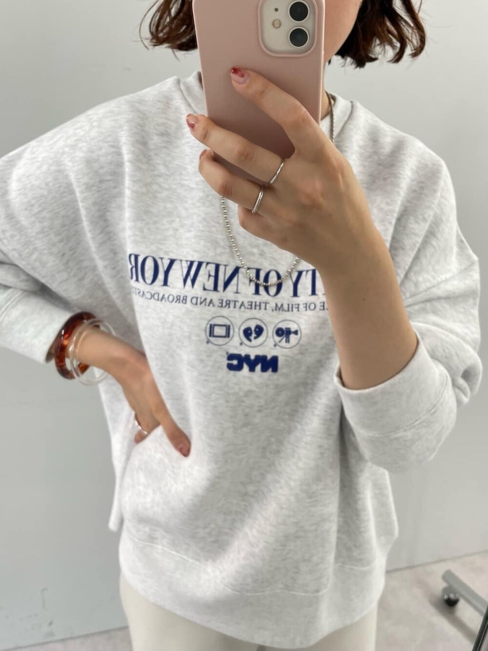 グレー系のスウェット、グレー系のその他パンツ、シルバー系のネックレスを着用したレディースの秋コーディネートの2枚目の写真