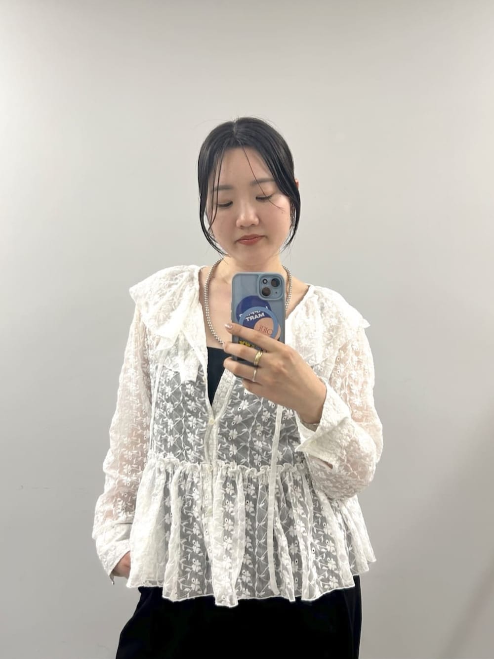 「春コーデ、春めき満開コーデ、お洒落さんとつながりたい、今日のコーデ、ワイドパンツ、ブラウスコーデ、ブラウス、モノトーン、モノトーンコーデ、骨格ストレート、大人カジュアル、休日スタイル、お出かけコーデ、オトナ女子、春夏コーデ」｜「SHENERYの《旬のレースアイテム》フリルカラーブラウス（シャツ/ブラウス、ホワイト系）」を使った、KOMORI_166cmさん（レディース・166cm）の春コーディネートの4枚目の写真