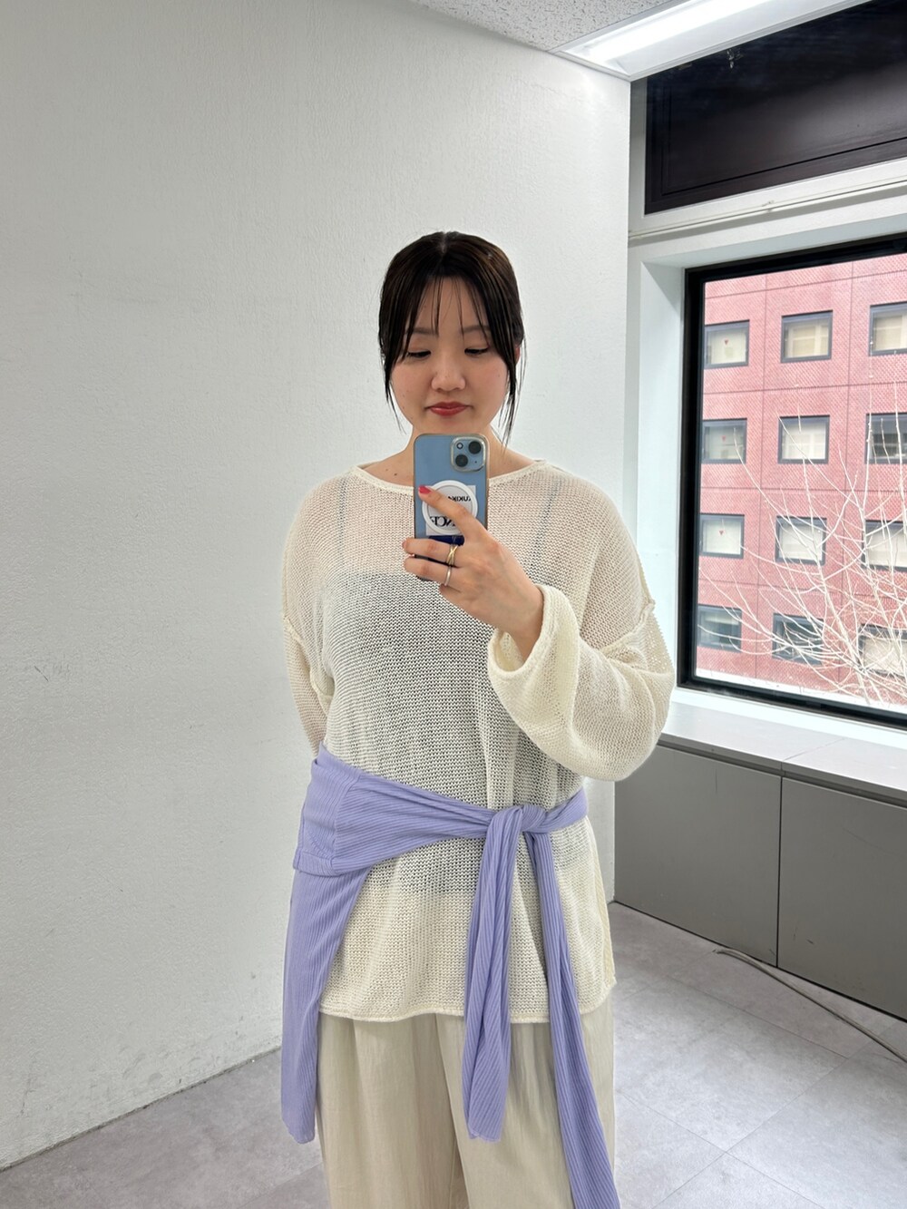 ホワイト系のニット/セーター、パープル系のTシャツ/カットソー、ホワイト系のその他パンツを着用したレディースの春コーディネートの4枚目の写真
