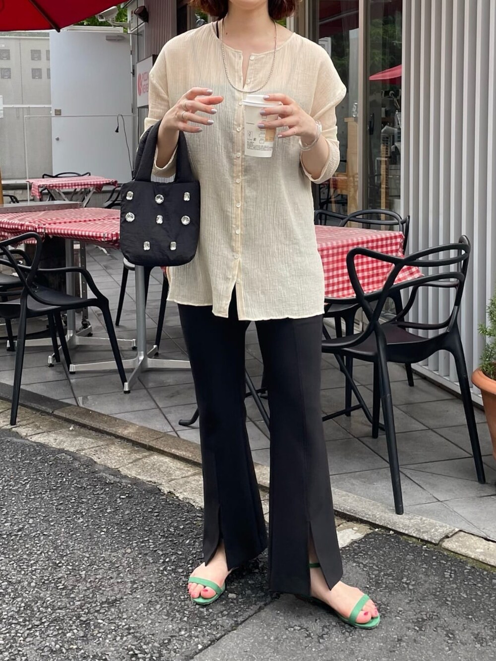 ブラック系のその他パンツ、グリーン系のサンダル、ブラック系のトートバッグを着用したレディースの夏コーディネートの3枚目の写真