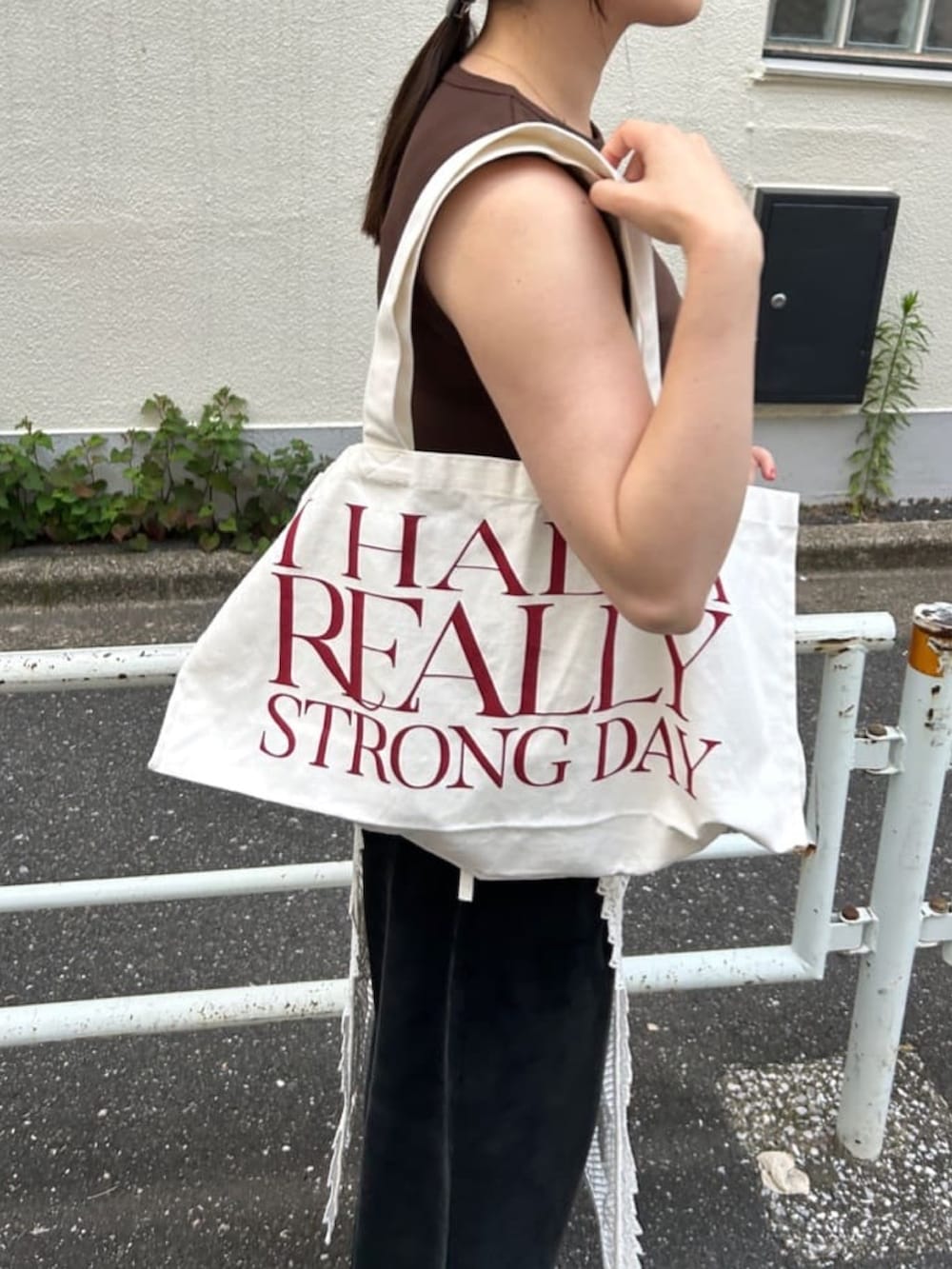 ブラウン系のTシャツ/カットソー、ホワイト系のトートバッグ、ブラック系のその他パンツを着用したレディースの夏コーディネートの3枚目の写真