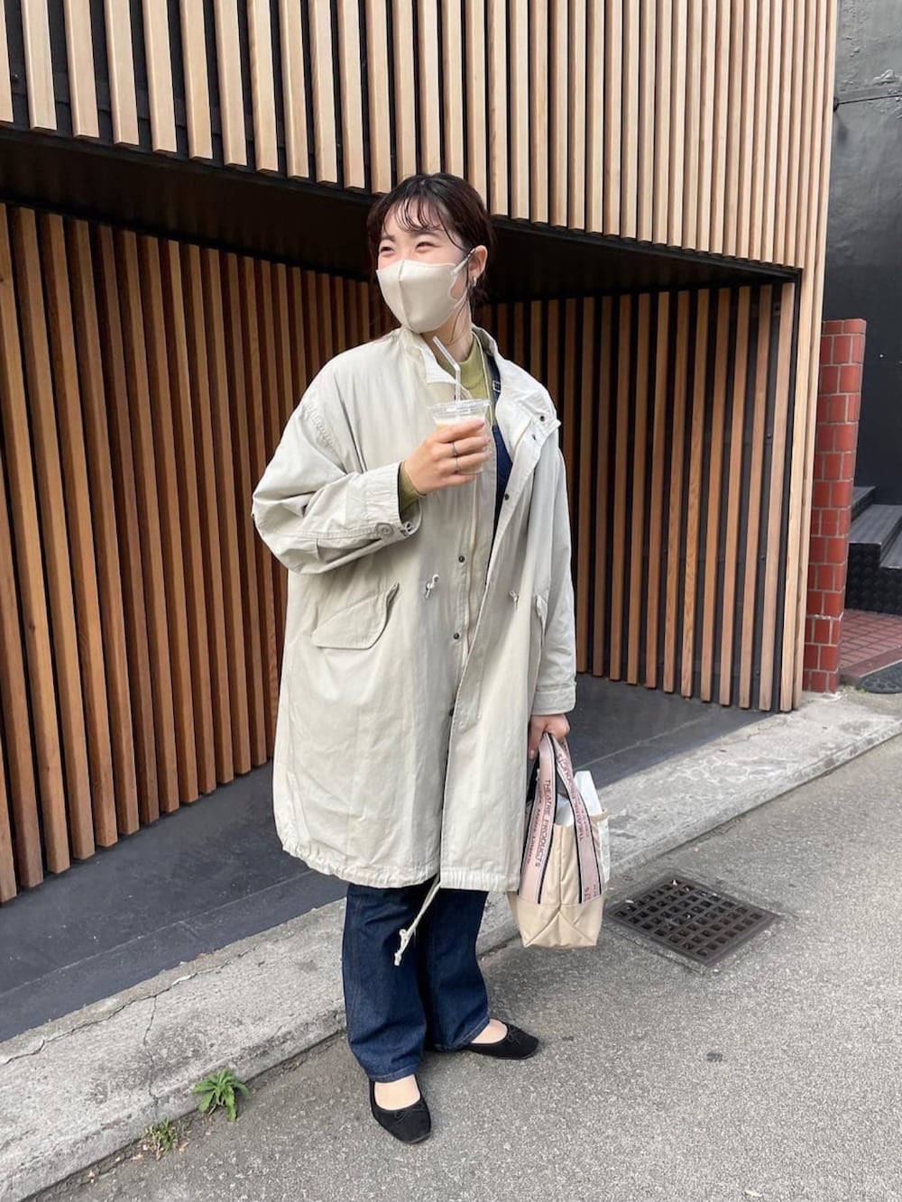 「モッズコート、SHENERY、オトナカジュアル、秋冬コーデ、カジュアルコーデ、着回しコーデ、おしゃれさんと繋がりたい、オーバーオール、デニム、デニムオーバーオール、アニエスベー、バレッタ、高身長女子、冬コーデ、マイベストコーデ2021」｜「SHENERYのモッズコート（モッズコート、グリーン系）」を使った、KOMORI_166cmさん（レディース・166cm）の秋コーディネートの2枚目の写真