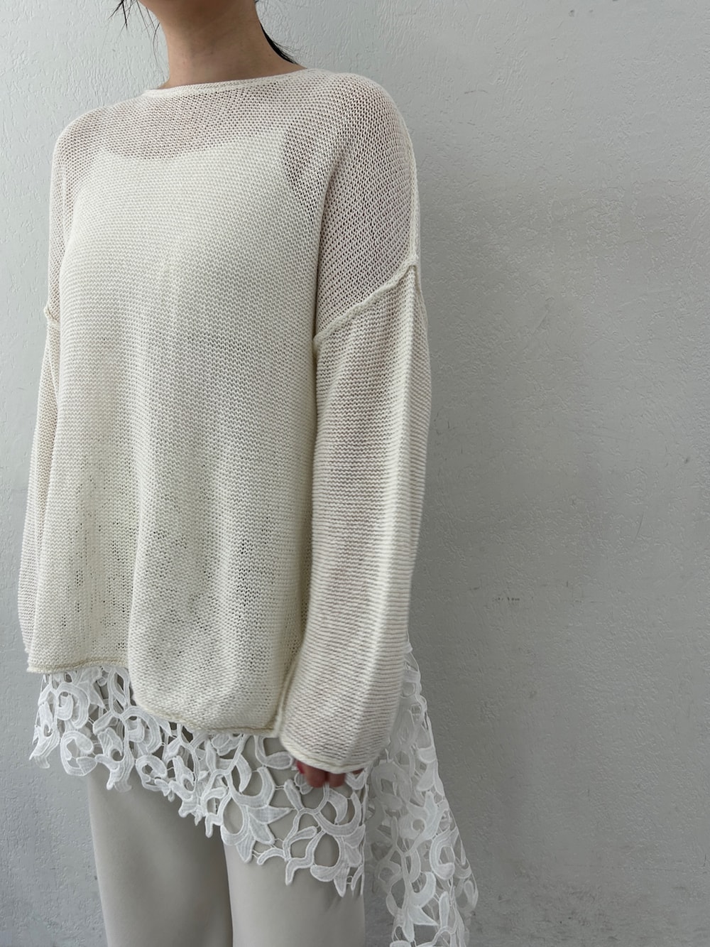 ホワイト系のニット/セーター、ホワイト系のキャミソール、グレー系のその他パンツを着用したレディースの春コーディネートの3枚目の写真