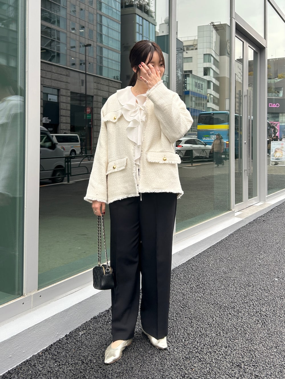 ホワイト系のその他アウター、ホワイト系のシャツ/ブラウス、ブラック系のその他パンツを着用したレディースの冬コーディネートの2枚目の写真