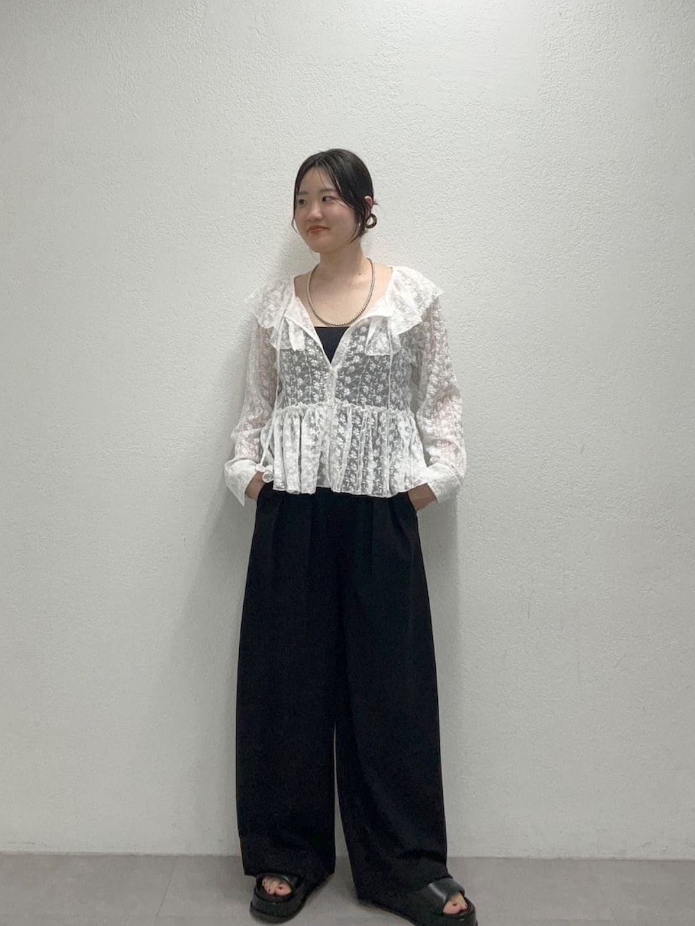 「春コーデ、春めき満開コーデ、お洒落さんとつながりたい、今日のコーデ、ワイドパンツ、ブラウスコーデ、ブラウス、モノトーン、モノトーンコーデ、骨格ストレート、大人カジュアル、休日スタイル、お出かけコーデ、オトナ女子、春夏コーデ」｜「SHENERYの《旬のレースアイテム》フリルカラーブラウス（シャツ/ブラウス、ホワイト系）」を使った、KOMORI_166cmさん（レディース・166cm）の春コーディネートの3枚目の写真