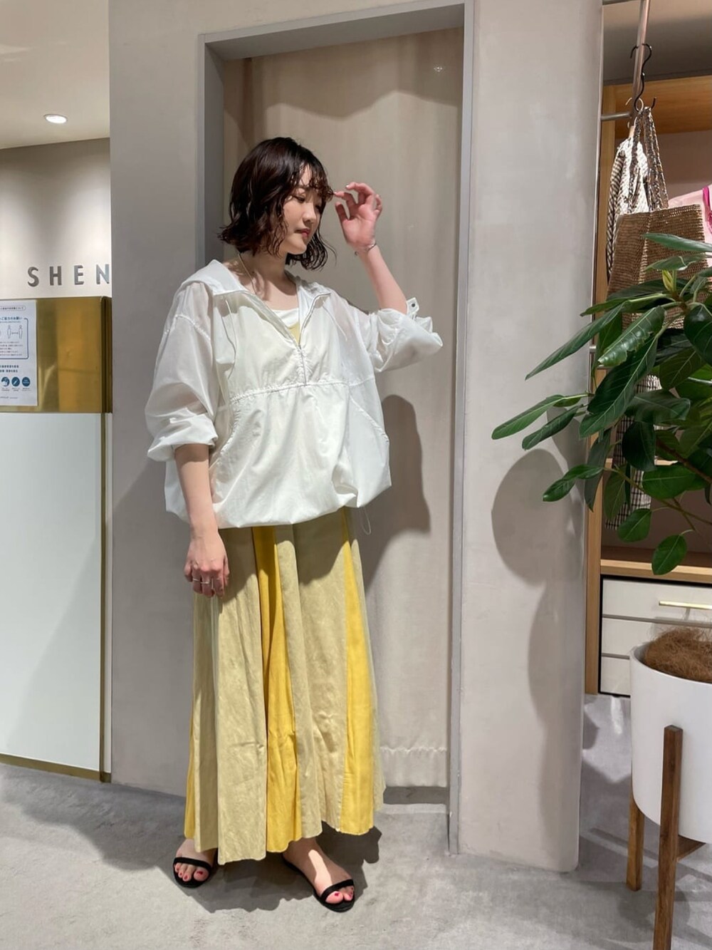 「イエロー、ロングワンピース、春コーデ、アノラックパーカー、カラーコーデ、春カラー、フラットサンダル、アノラック、キャミワンピース、ワンピース、カラー×コーデ、ワンピースコーデ、春夏コーデ、お花見、オトナカジュアル」｜「SHENERYのワッシャーアノラックパーカー（ブルゾン、ホワイト系）」を使った、KOMORI_166cmさん（レディース・166cm）の春コーディネートの2枚目の写真