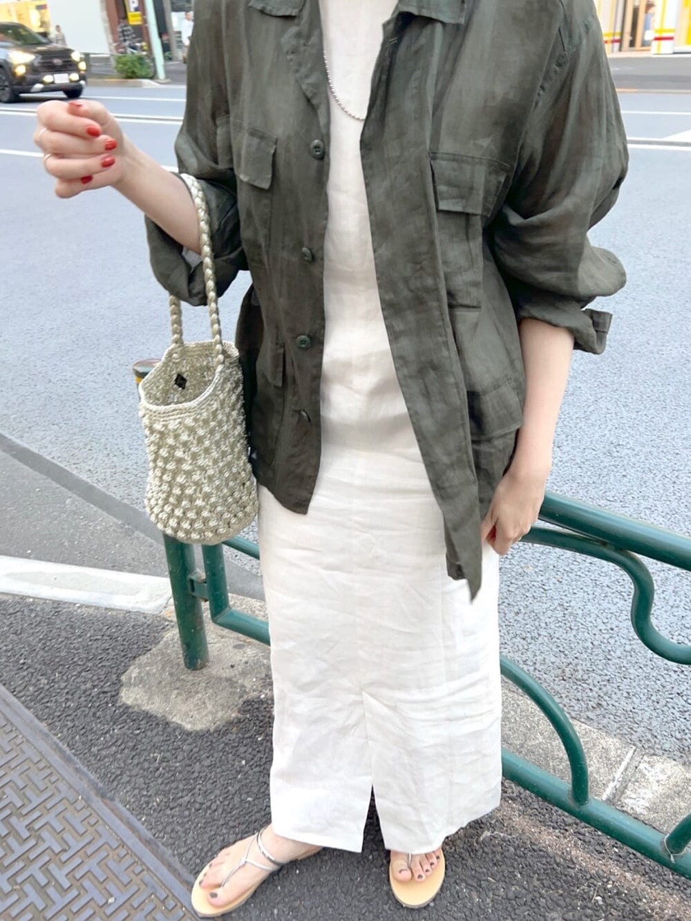 グリーン系のジャケット/アウター、ホワイト系のワンピース、ゴールド系のサンダルを着用したレディースの春コーディネートの4枚目の写真