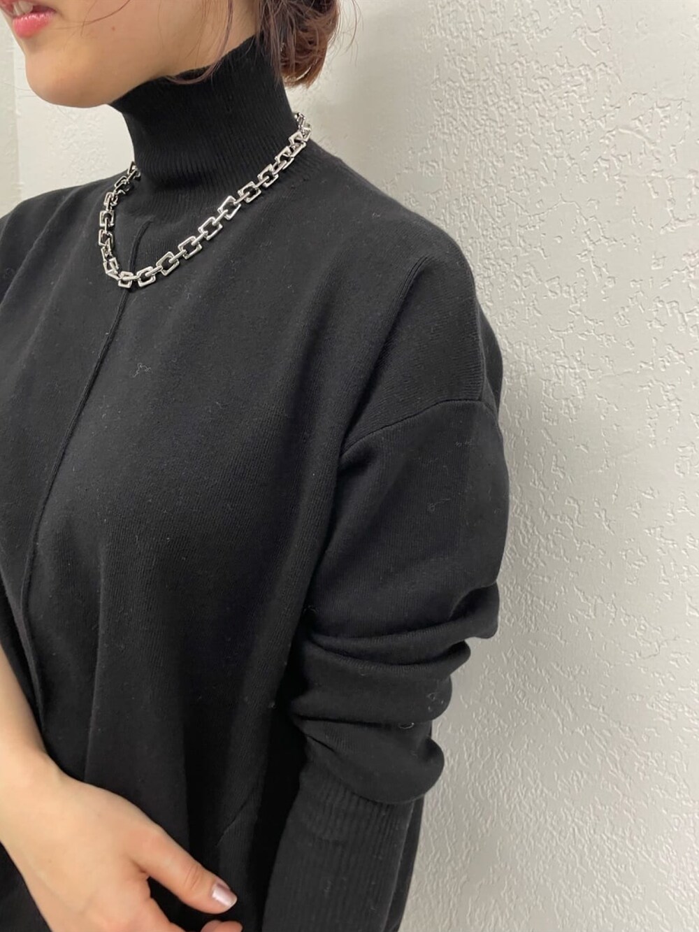 グレー系のその他パンツ、ブラック系のニット/セーター、シルバー系のネックレスを着用したレディースの冬コーディネートの5枚目の写真