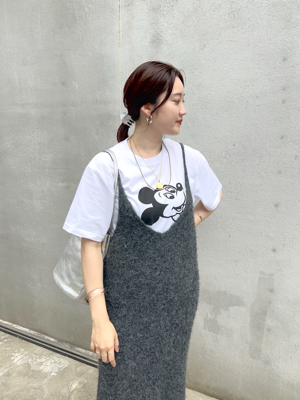 「レイヤードスタイル、サンダル、秋服準備はじめました、お出かけコーデ、キャミワンピ、デートコーデ、韓国ファッション、ミッキー、ミッキーT、休日スタイル、ニット、ニットワンピース、ワンピース、ワンピーススタイル、ワンピースコーデ」｜「SHENERYの【WEB限定】ニットキャミドレス（ワンピース、イエロー系）」を使った、KOMORI_166cmさん（レディース・166cm）の夏コーディネートの3枚目の写真
