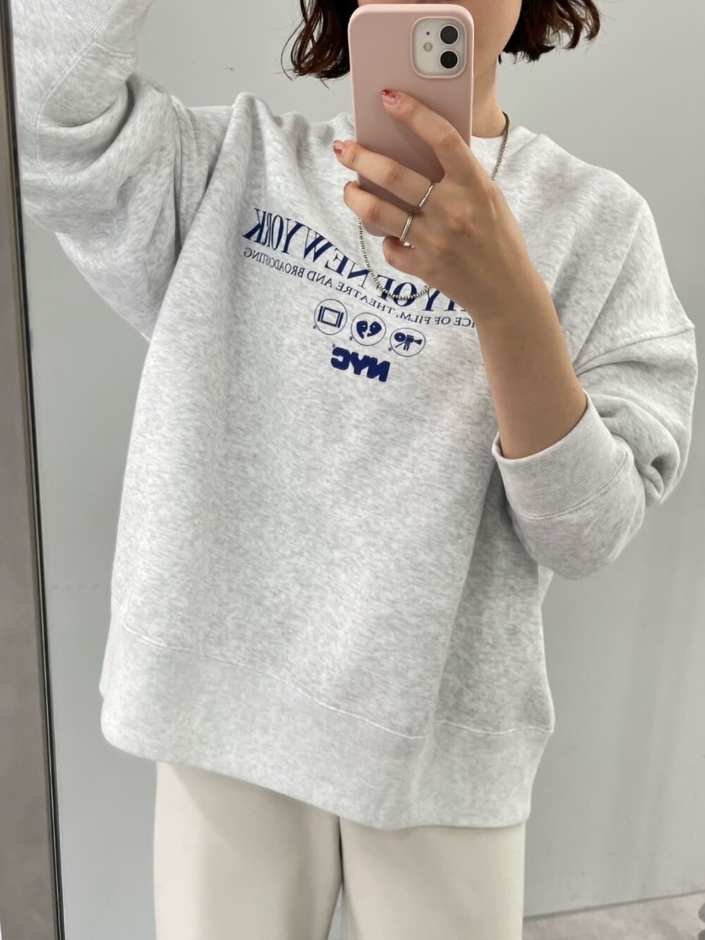 グレー系のスウェット、グレー系のその他パンツ、シルバー系のネックレスを着用したレディースの秋コーディネートの3枚目の写真